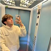 Frequentante l'istituto tecnico economico ITES Olivetti, offro la totale disponibilità per l'aiuto di alunni/e delle scuole medie